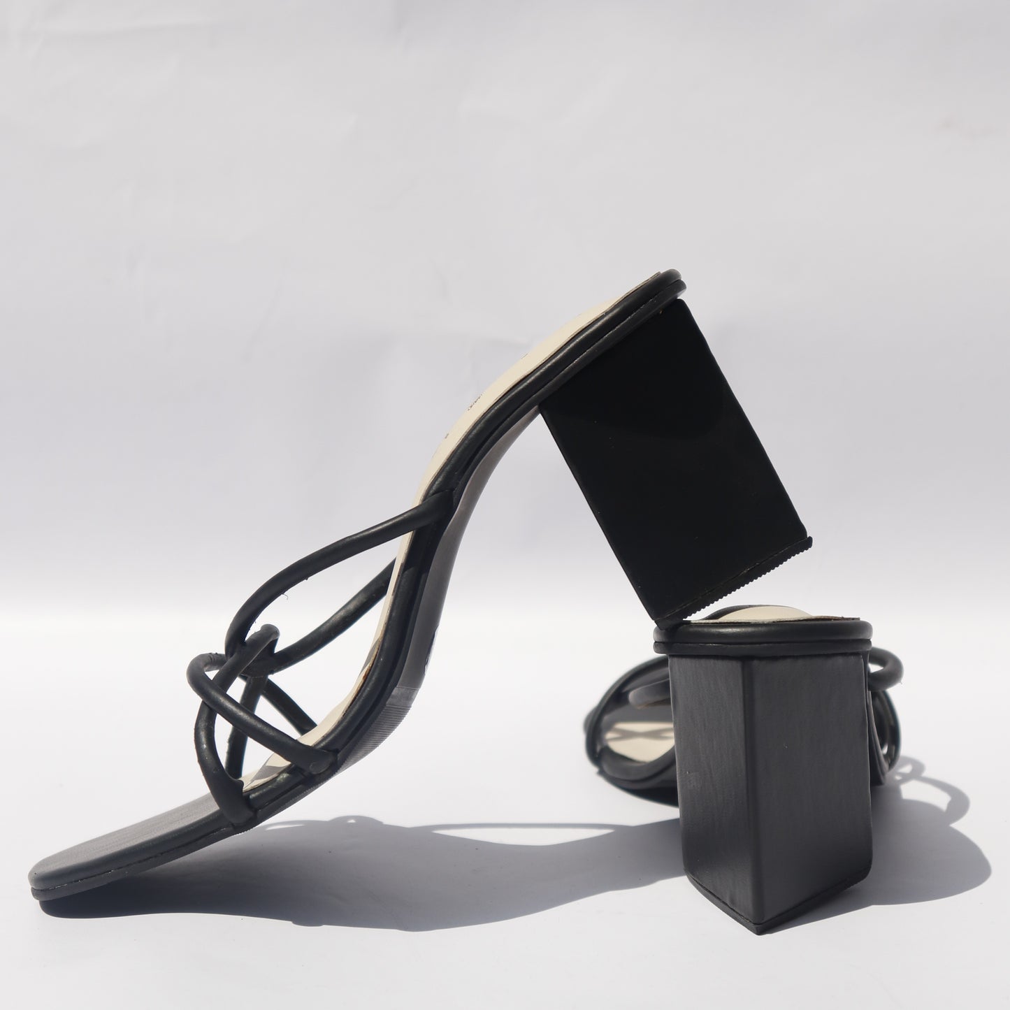 TRIANGLE HEEL