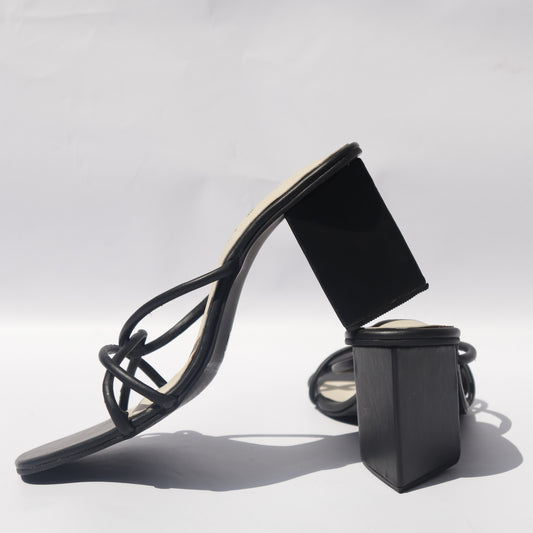 TRIANGLE HEEL
