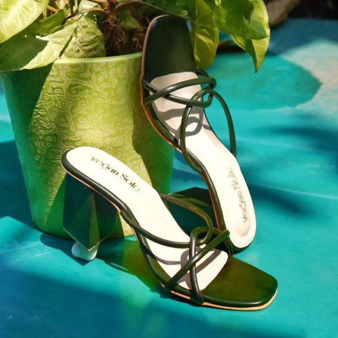 TRIANGLE HEEL